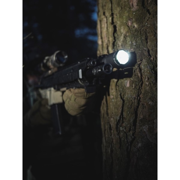 Svietidlo ručné taktické LED ARMYTEK Dobermann Pro Magnet USB, nabíjateľné - čierne